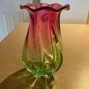 Teleflora Watermelon Art Glass
Swirl Scallop Edge Vase Cranberry
Green Christmas